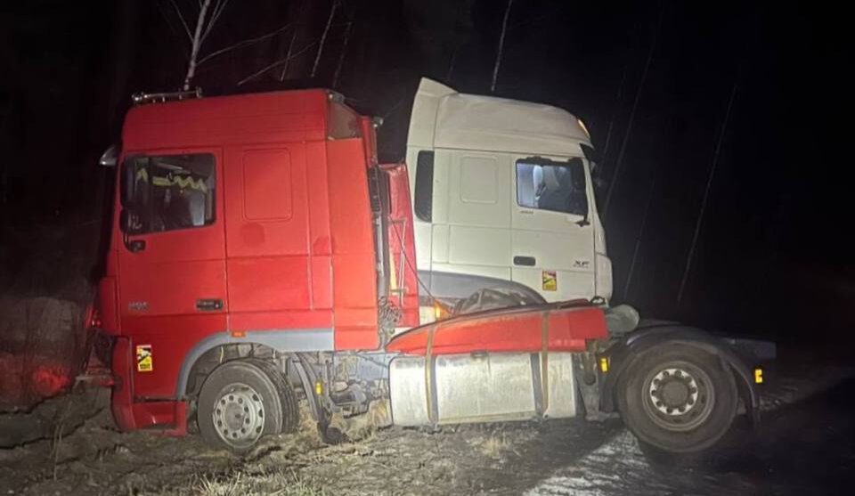 Два вантажних тягачі злетіли в кювет на Рівненщині