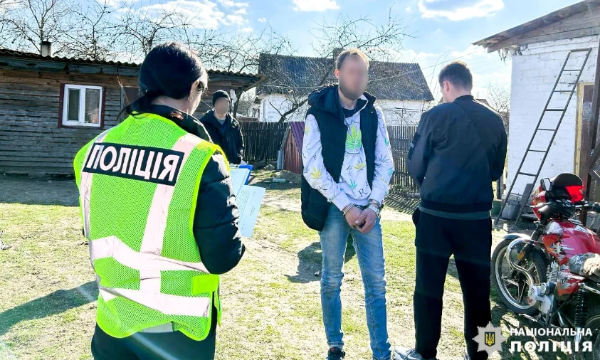 Наркодилера, що збував наркотики “з рук в руки”, затримали у Сарнах