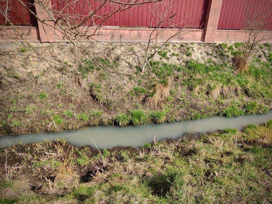 Водовідвідний канал у Костополі використовують для зливу нечистот - фото 1