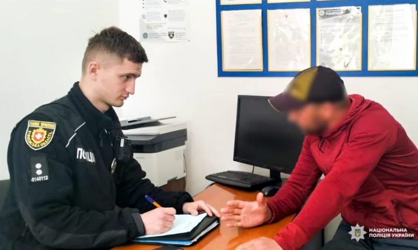 У Рівному нетверезий чоловік вирвав квіти на алеї Віктора Чайки