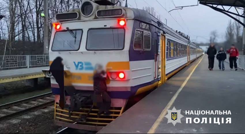 Смертельні пустощі на даху поїзда: поліція Рівненщини закликає батьків до пильності