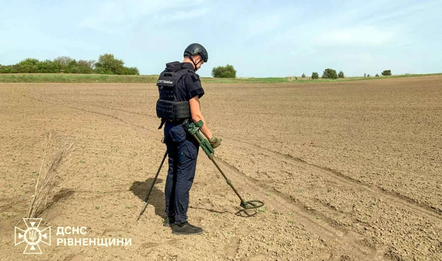 У полях на Рівненщині знайшли два снаряди - фото 1