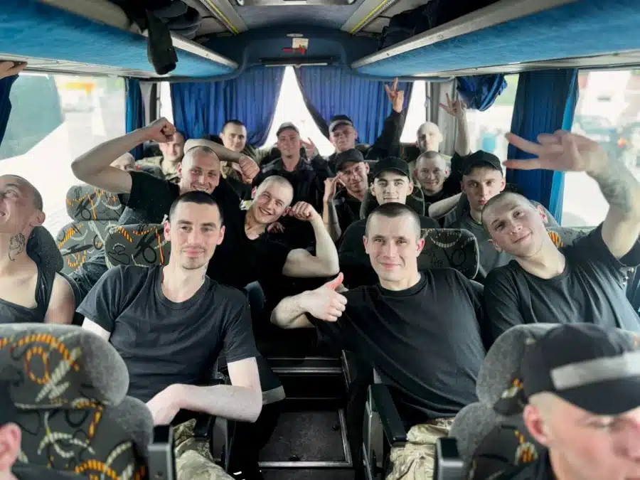 Ще 205 українських Захисників повертаються додому після російського полону - фото 2