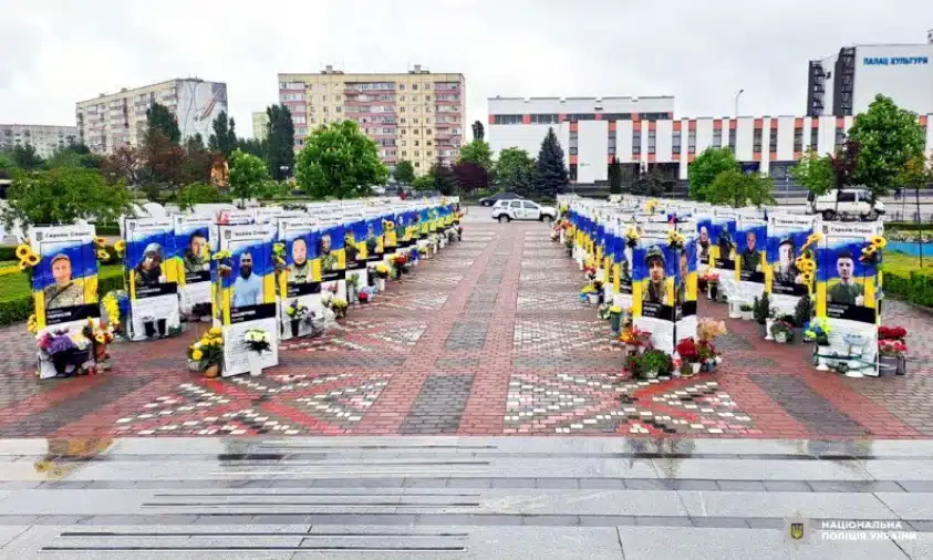 У Вараші жінка викрала квіти з алеї загиблих Героїв