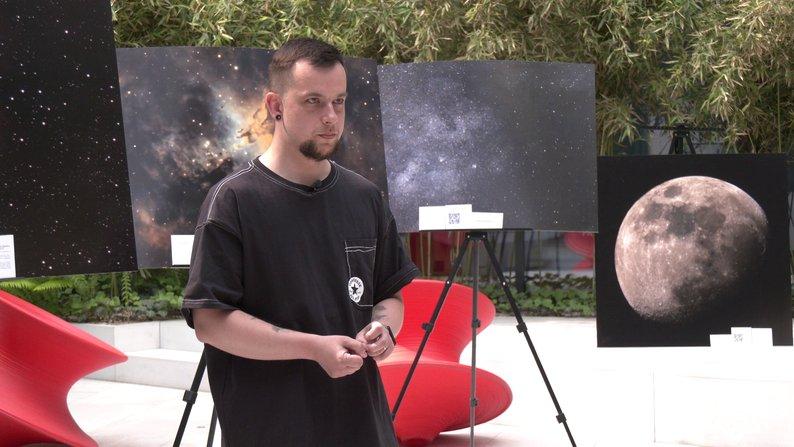 Фотографує зірки і збирає гроші для військових