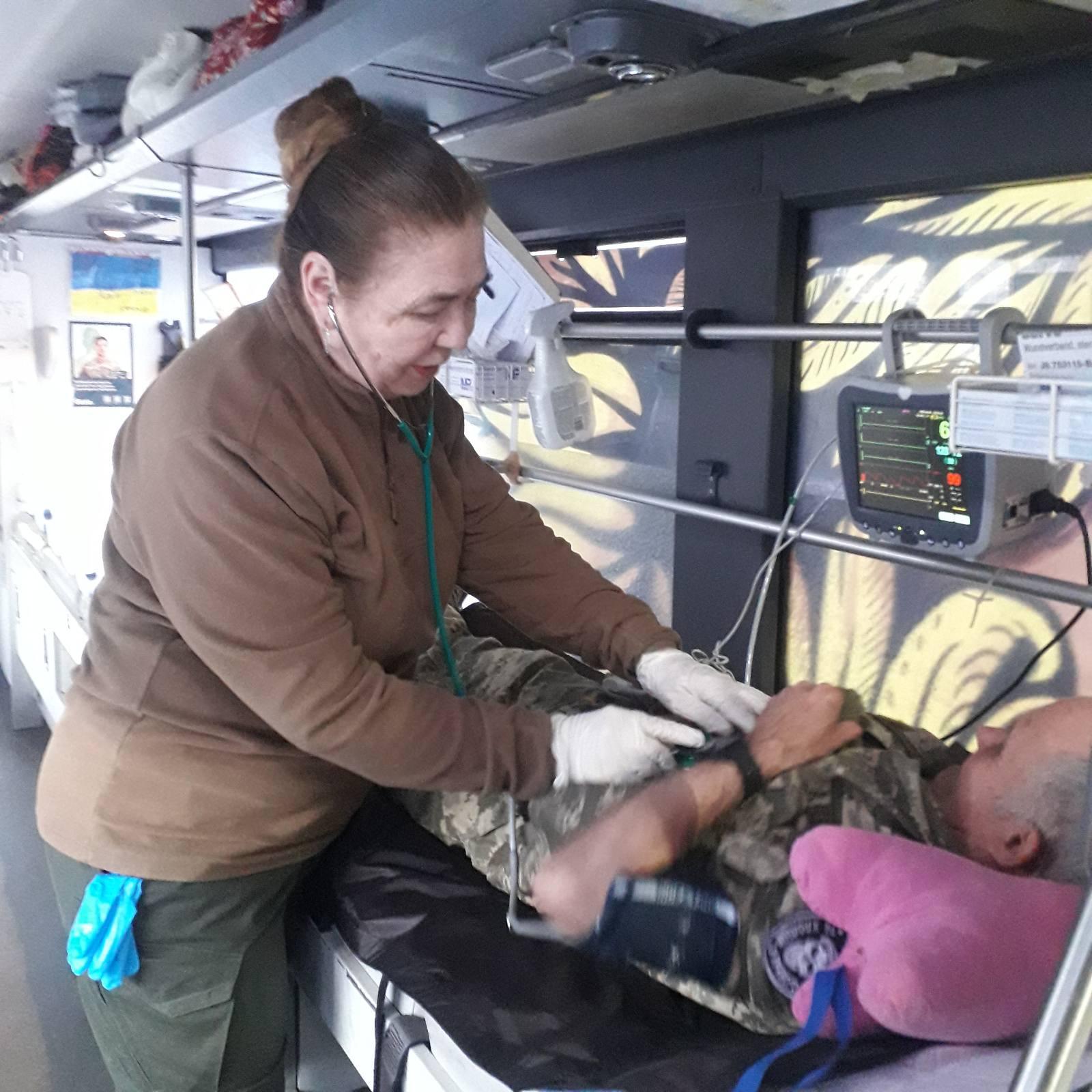 Коли час іде на хвилини: як лікарка з Рівного рятувала життя в машині евакуації