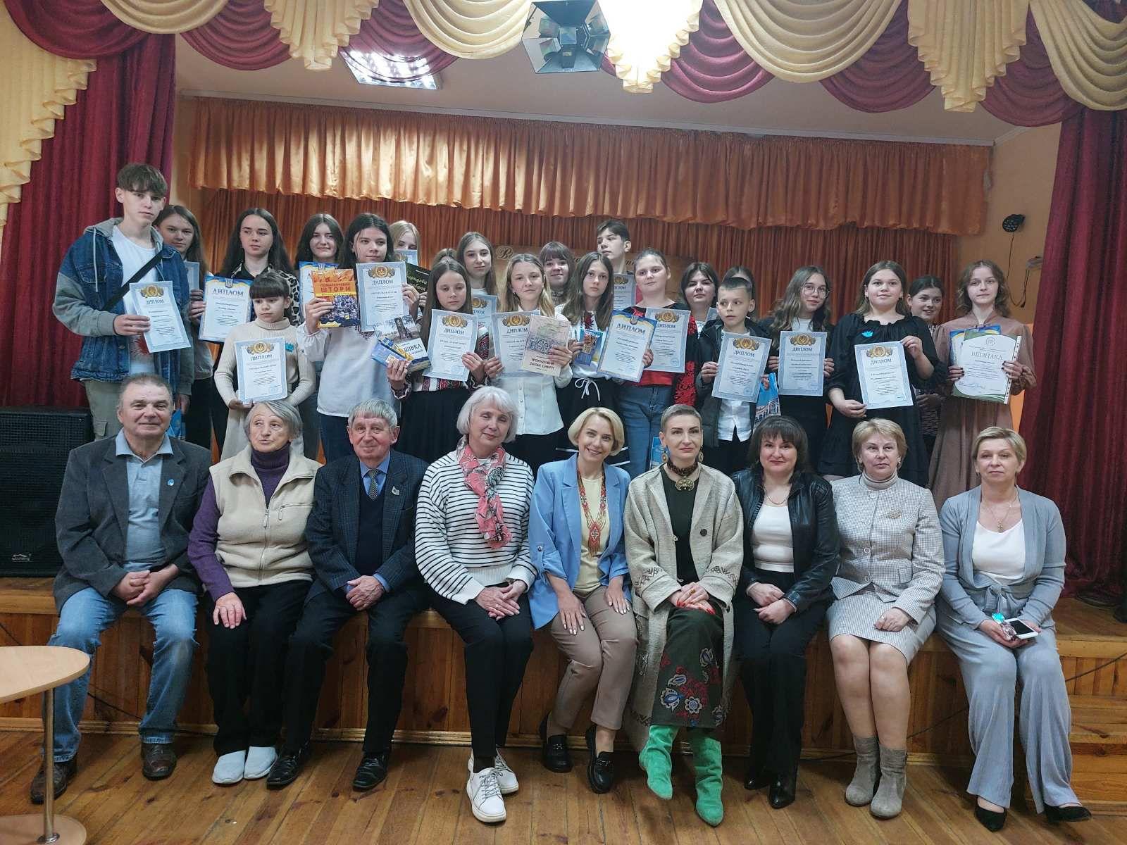 «Провесінь», що надихає: у Березному юні поети читали вірші про війну, біль і надію