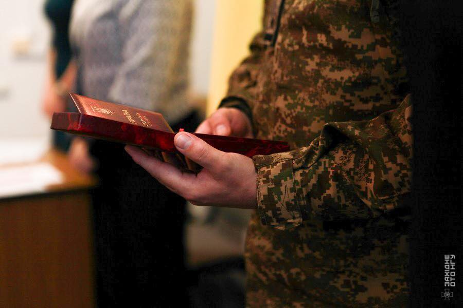 У Рівному родині загиблого гвардійця Володимира Самкова вручили орден «За мужність» - фото 2