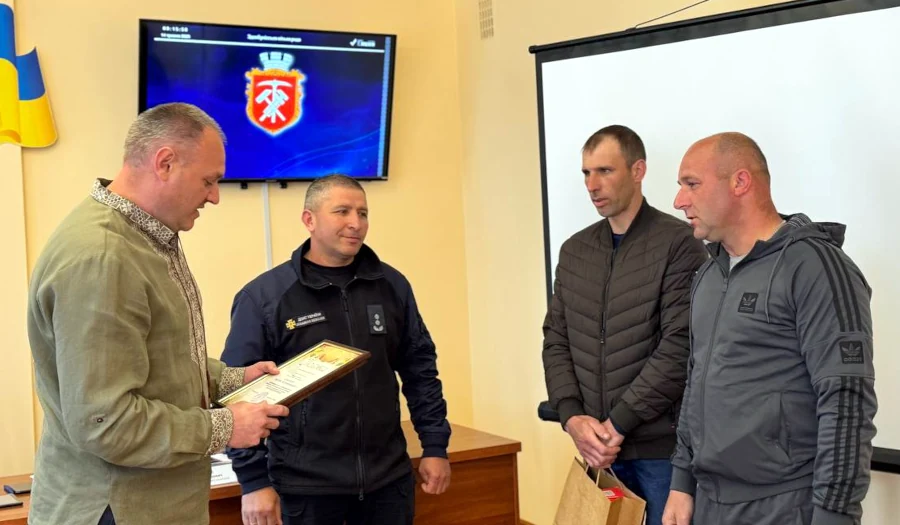 Мешканців Новомильська відзначили за участь у гасінні масштабної пожежі - фото 1 Мешканців Новомильська відзначили за участь у гасінні масштабної пожежі - фото 1