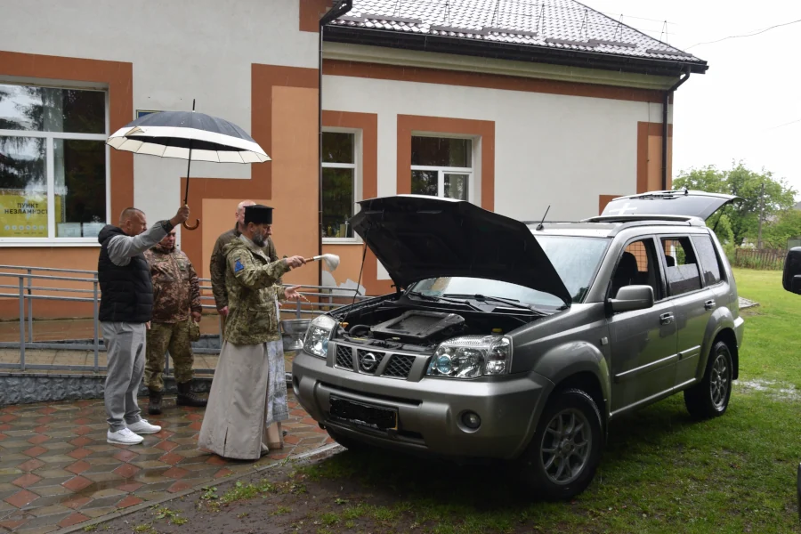 Дві автівки для захисників передала сільрада з Рівненщини - фото 1