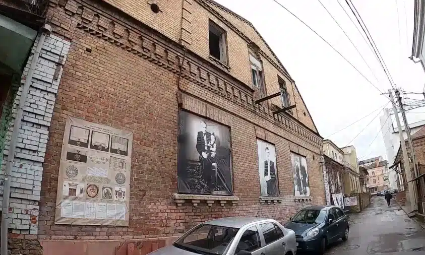 У Рівному продали напівзруйновану будівлю на Поштовій через аукціон Prozorro