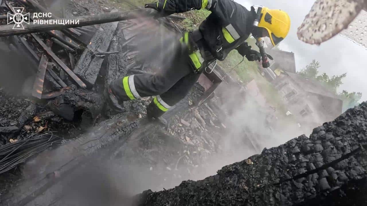 На Сарненщині згоріла господарська будівля