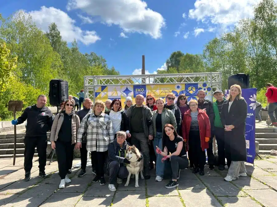 «Еко п’ятниця» на Пагорбі слави: рівняни згуртувались заради чистоти міста - фото 1 «Еко п’ятниця» на Пагорбі слави: рівняни згуртувались заради чистоти міста - фото 1