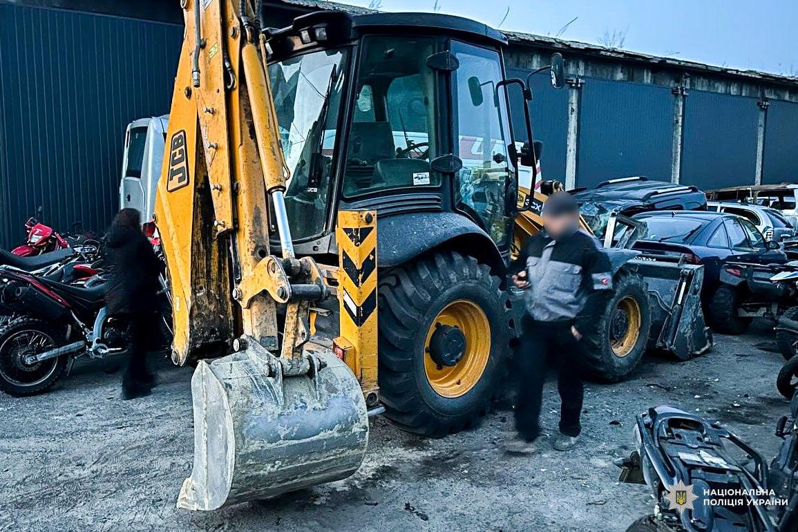 Хабар за непритягнення до адмінвідповідальності: на Рівненщині затримано водія екскаватора