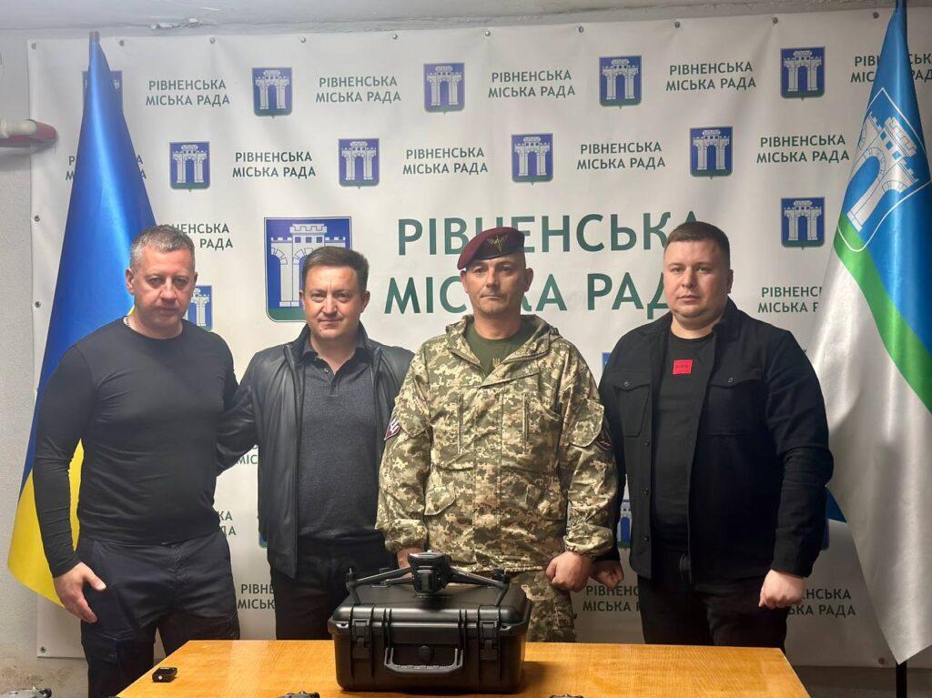 Рівне передало військовим 43 дрони для потреб оборони - фото 1 Рівне передало військовим 43 дрони для потреб оборони - фото 1