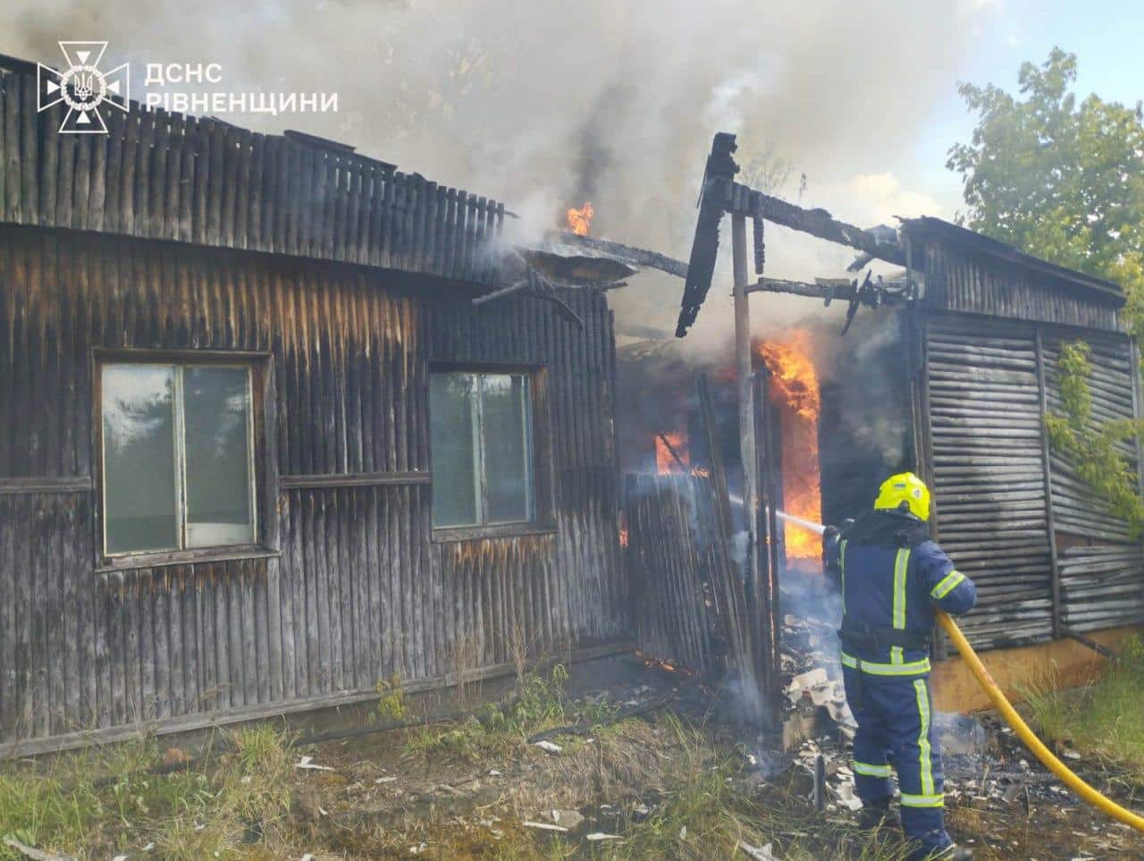 Вогонь знищив деревяну споруду на Рівненщині