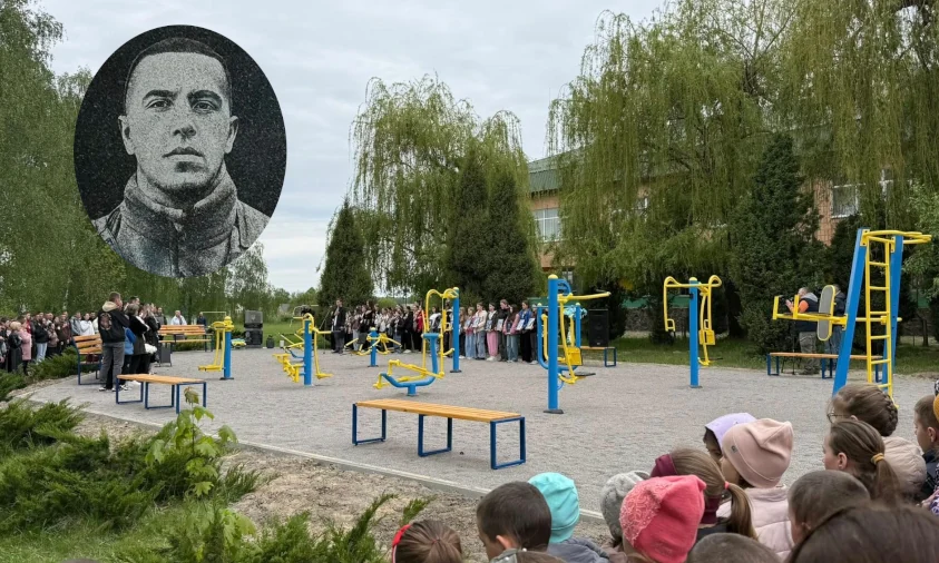 На честь полеглого Героя на Рівненщині відкрили спортивний майданчик і пам’ятну стелу