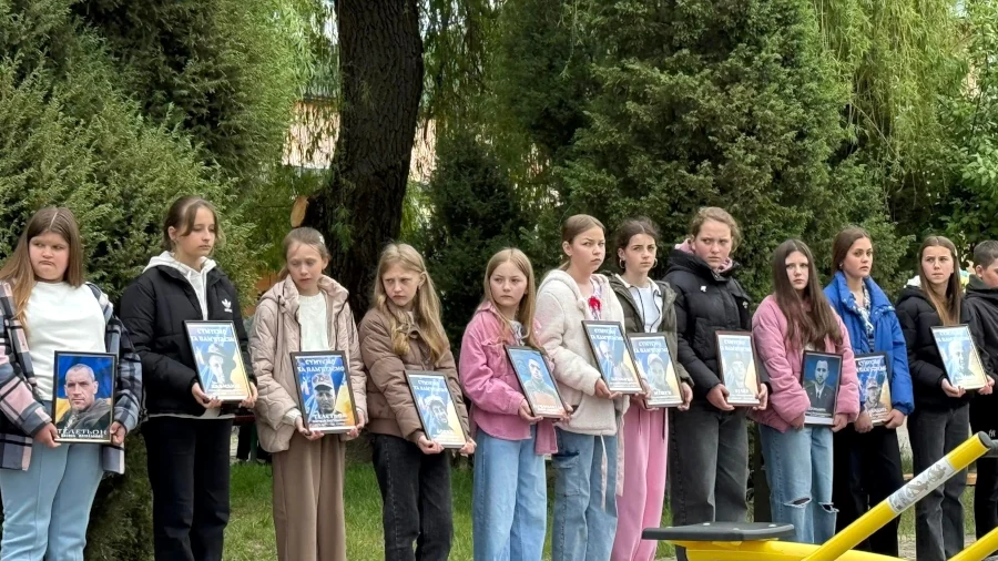 На честь полеглого Героя на Рівненщині відкрили спортивний майданчик і пам'ятну стелу - фото 3 На честь полеглого Героя на Рівненщині відкрили спортивний майданчик і пам'ятну стелу - фото 3