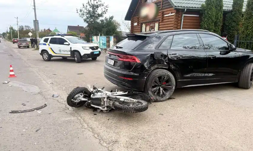 Мотоцикліст у Володимирці протаранив авто. З переломами й ранами його госпіталізували