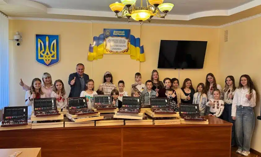 Юні художники зі Здолбунова допомогли лікарні: дитячі малюнки продали на аукціоні в США Юні художники зі Здолбунова допомогли лікарні: дитячі малюнки продали на аукціоні в США