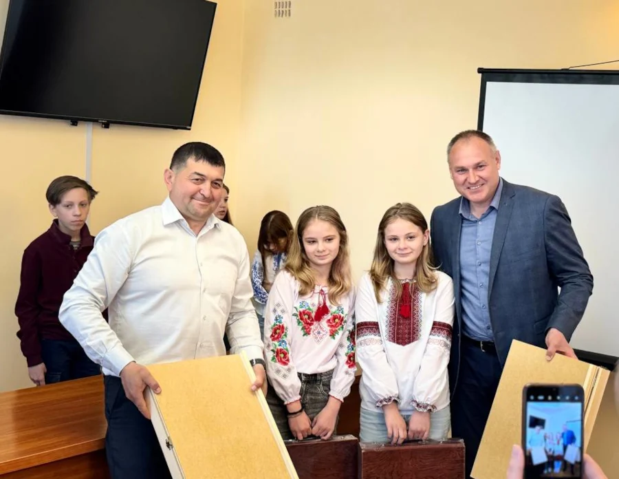 Юні художники зі Здолбунова допомогли лікарні: дитячі малюнки продали на аукціоні в США - фото 3