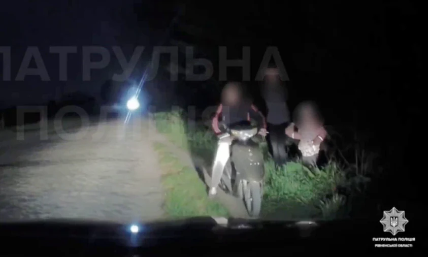 П’яну водійку скутера, яка везла дітей, виявили на Дубенщині