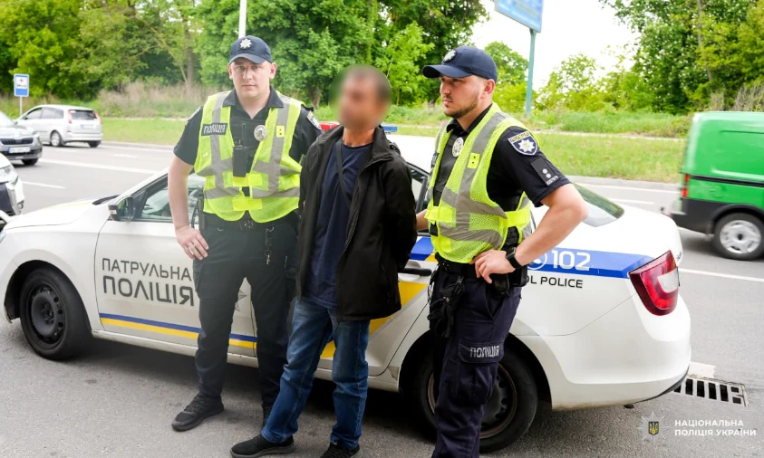 На Рівненщині затримали чоловіка, який з ножем пограбував відділення пошти