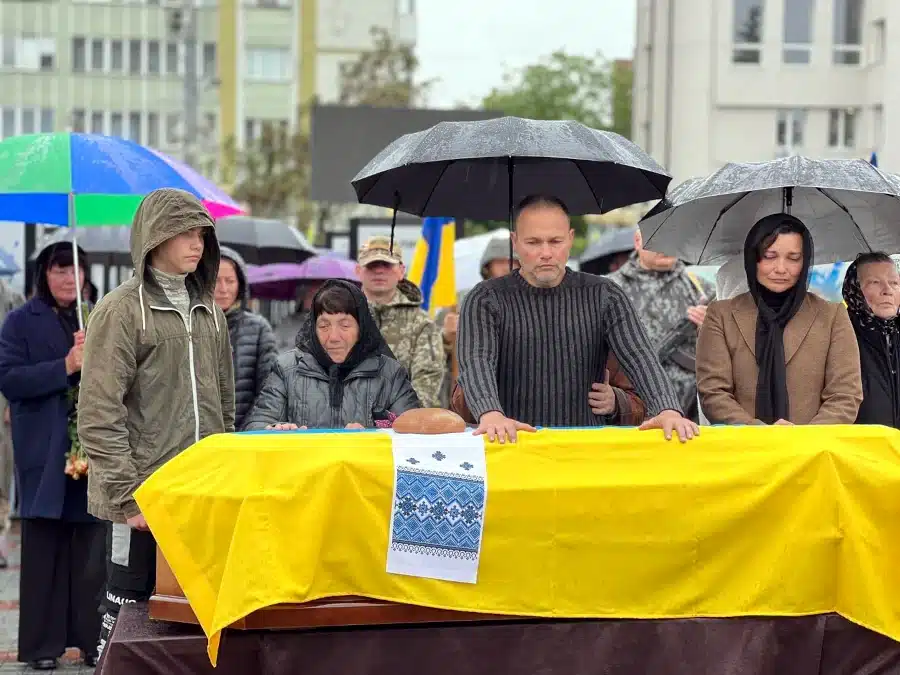 З полеглим захисником попрощались у Рівному - фото 1