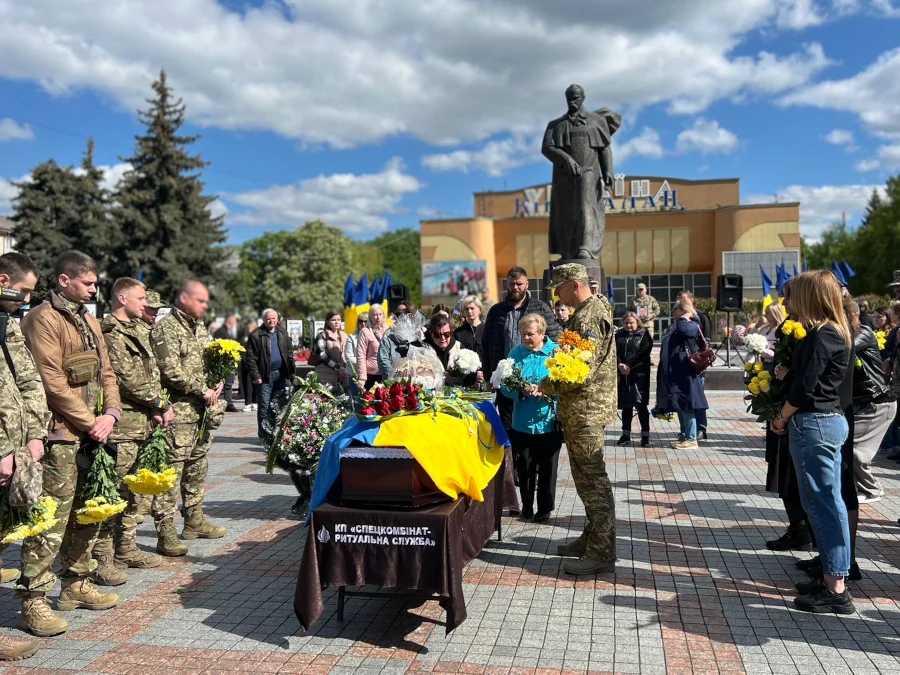 Із захисником Євгенієм Шаповалом попрощались у Рівному - фото 1