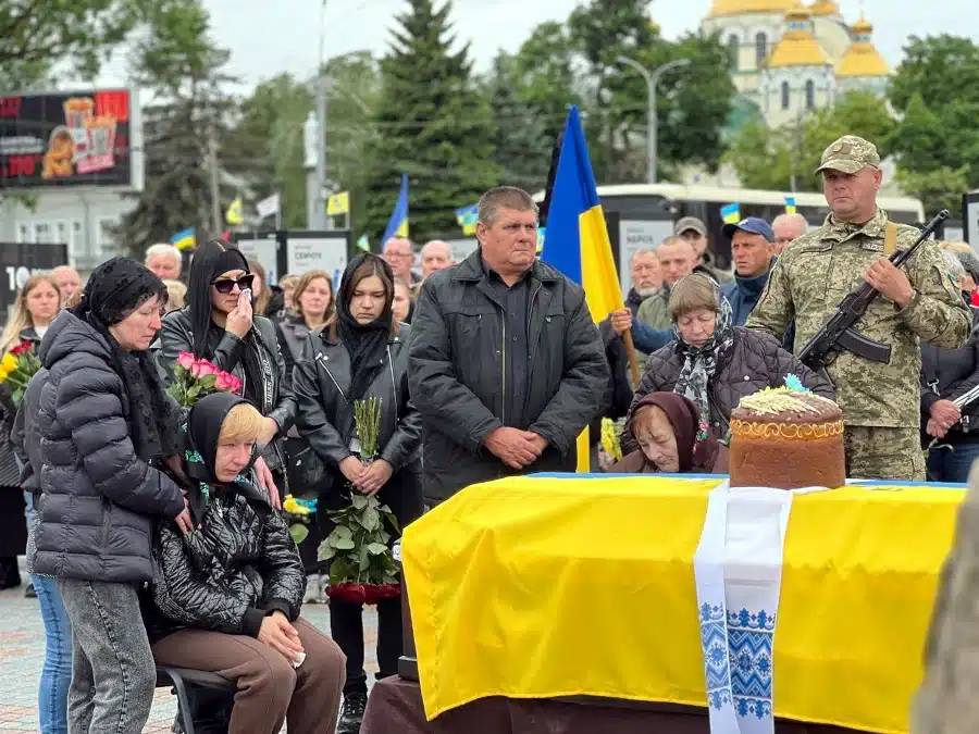 Полеглого захисника Юрія Панасюка провели в останню дорогу в Рівному - фото 1