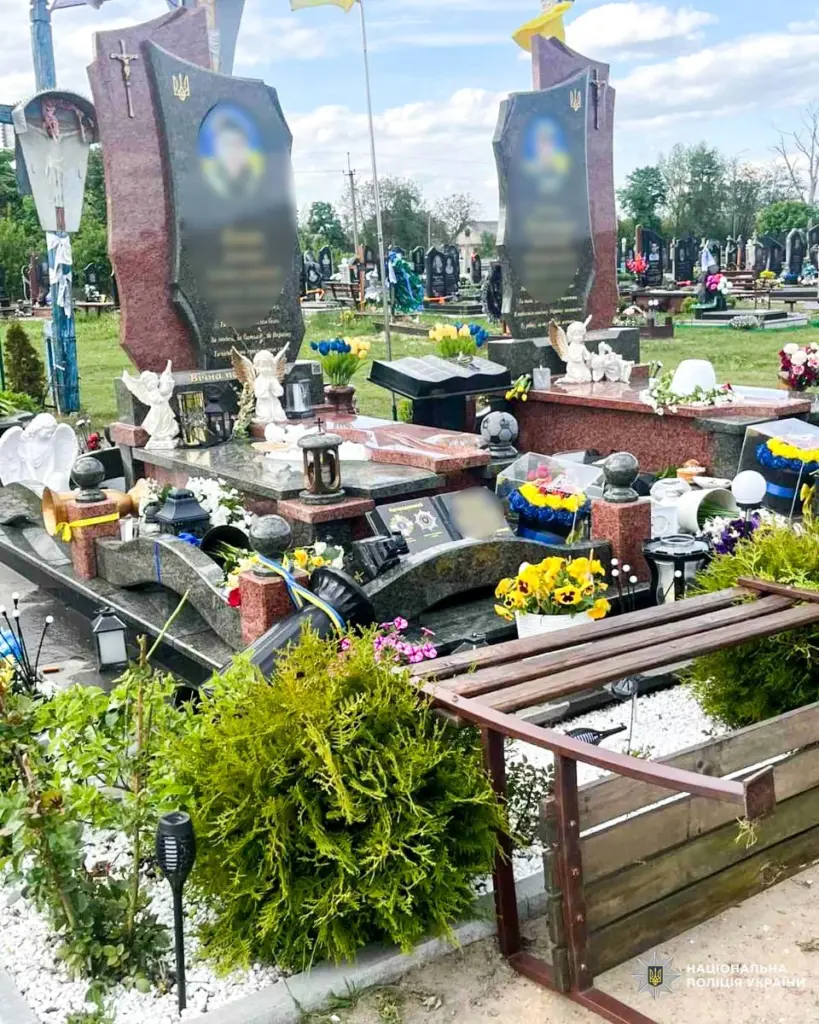 У Дубенському районі невідомі пошкодили могили захисників України - фото 1