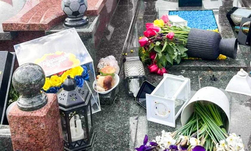 У Дубенському районі невідомі пошкодили могили захисників України
