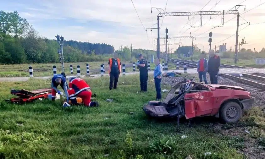 Потяг наїхав на автомобіль на Радивилівщині: загинуло двоє людей