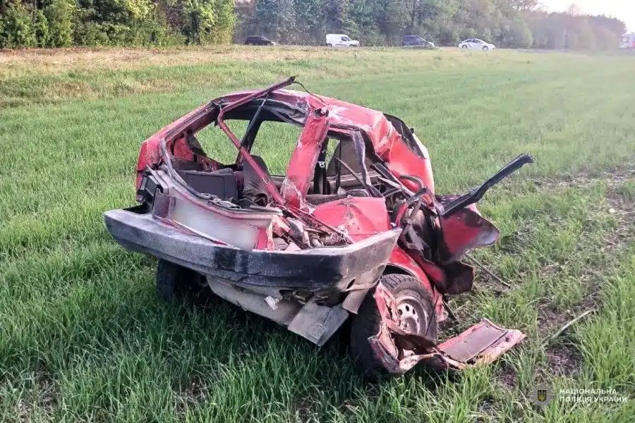 Потяг наїхав на автомобіль на Радивилівщині: загинуло двоє людей - фото 1 Потяг наїхав на автомобіль на Радивилівщині: загинуло двоє людей - фото 1
