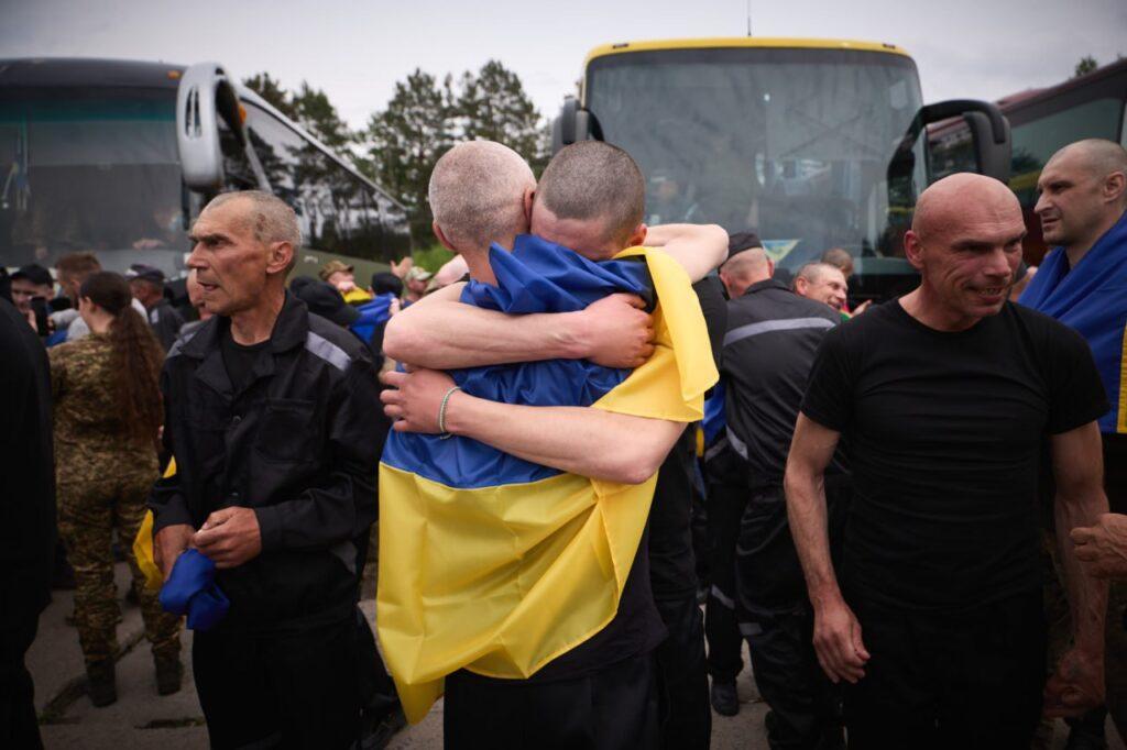 Ще 303 українських захисники повернулися з полону: завершено обмін «1000 на 1000» - фото 1