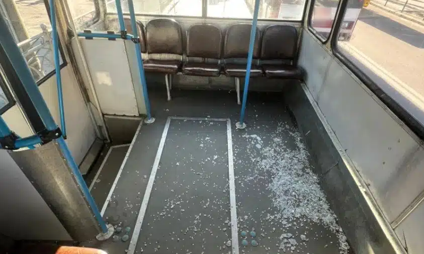 У Рівному пасажир розбив вікно в тролейбусі – на нього склали адмінпротокол
