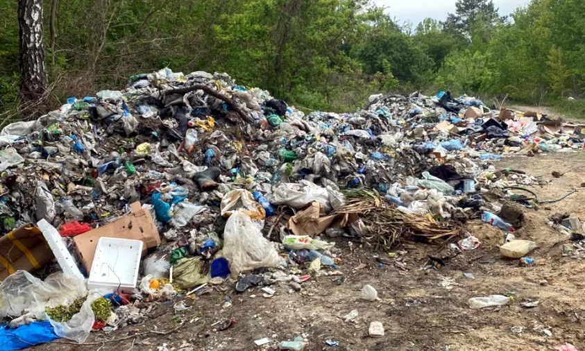 У лісах Рівненщини виявили несанкціоновані сміттєзвалища