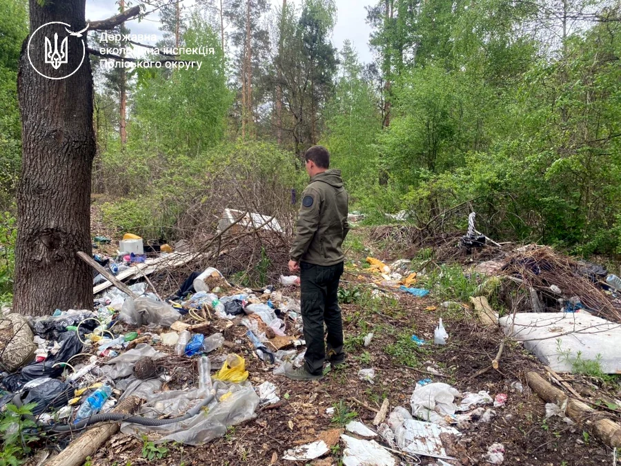 У лісах Рівненщини виявили несанкціоновані сміттєзвалища - фото 1