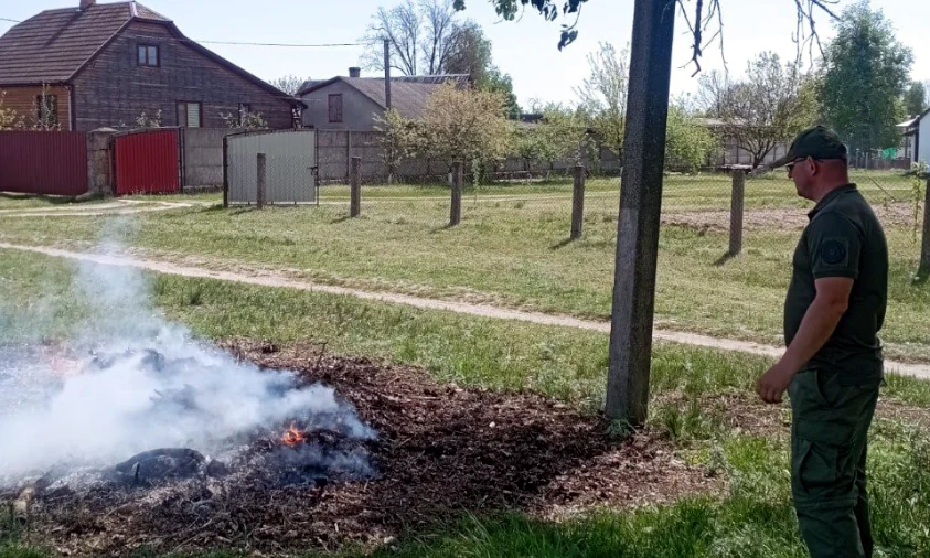На Рівненщині та Житомирщині оштрафували порушників за спалювання сухої рослинності