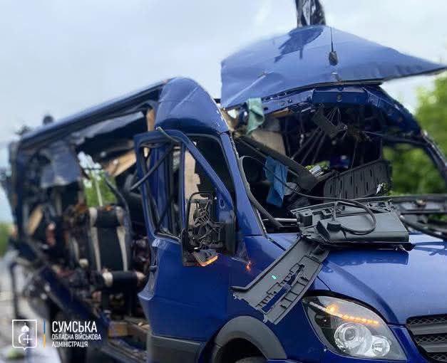 Удар по рейсовому автобусу на Сумщині: є загиблі та поранені
