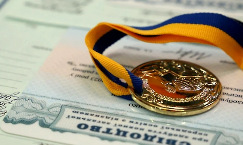 Хто з випускників й випускниць 9 і 11 класів отримає свідоцтво з відзнакою – роз’яснення