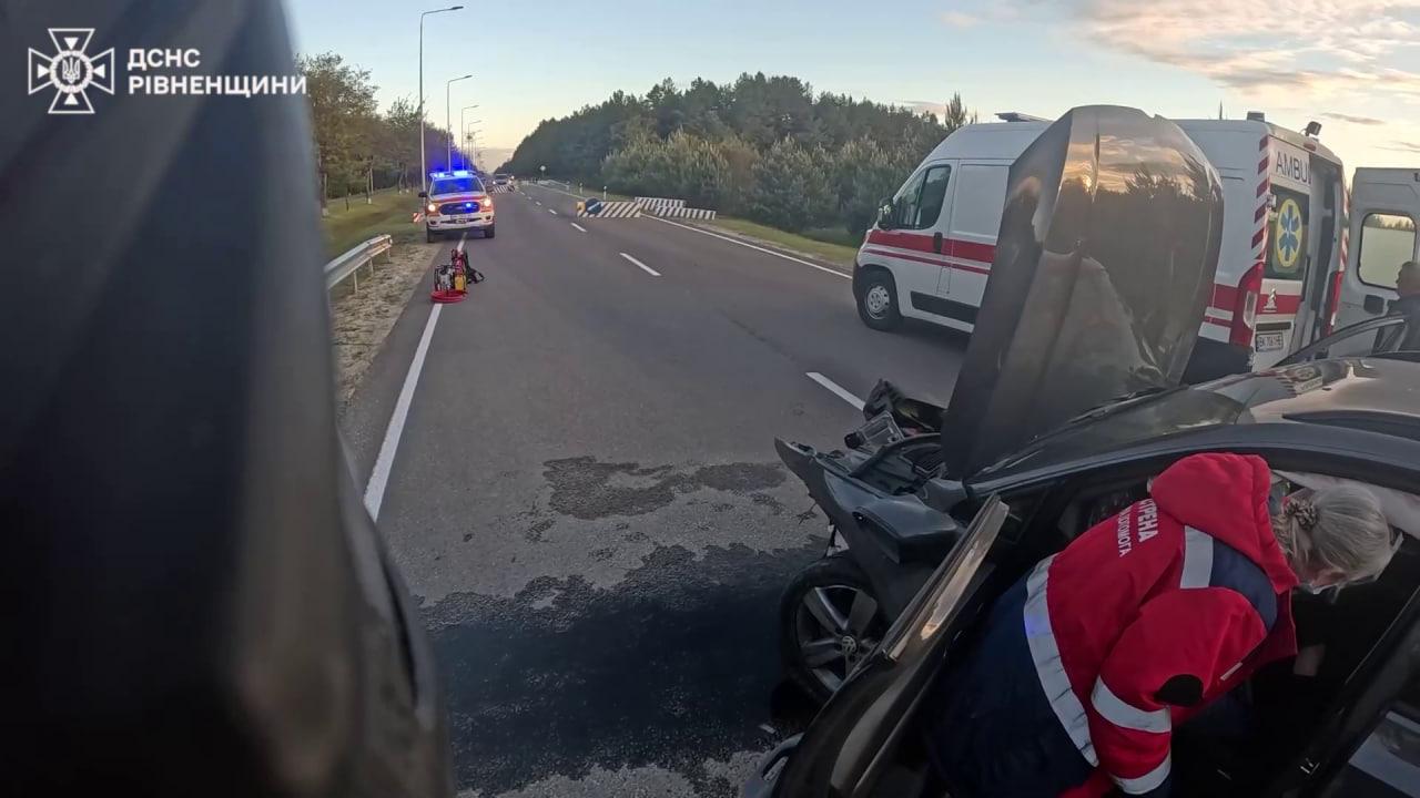 У Вараші рятувальники деблокували травмованого пасажира з понівеченого авто
