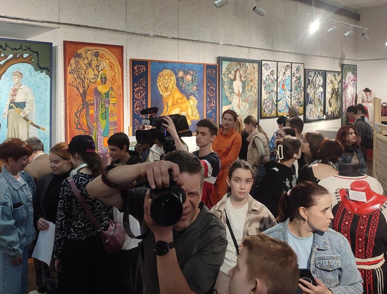 У Рівному відкрили виставку, що лікує: «Груповий портрет» ШОМ у краєзнавчому музеї