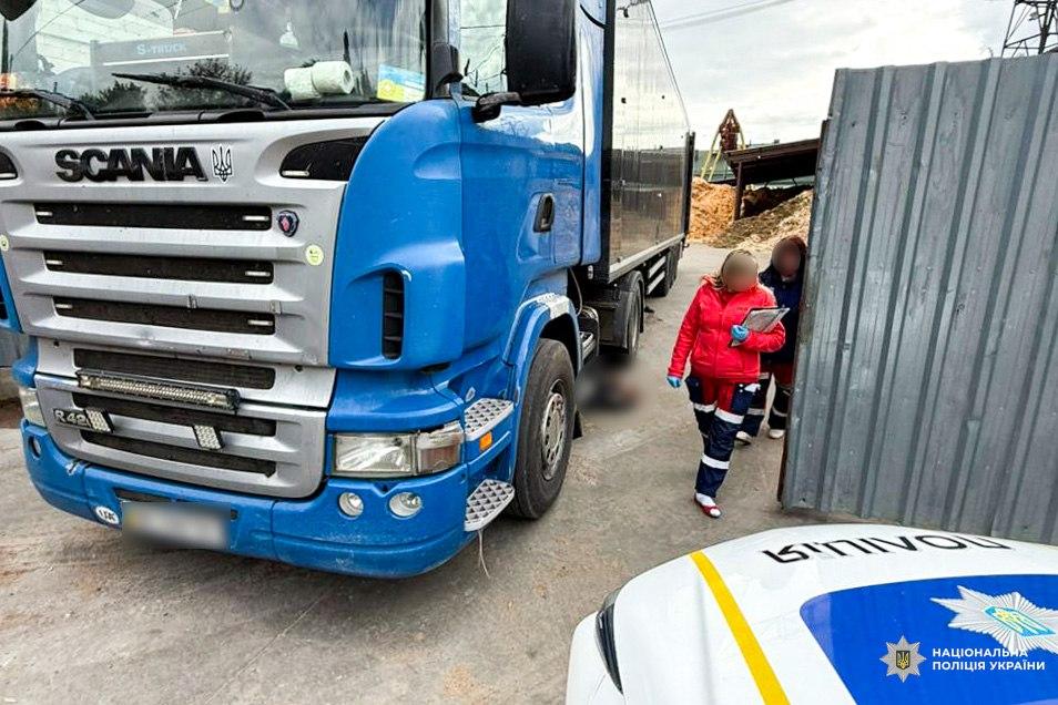 У Рівному під колесами вантажівки загинув пішохід