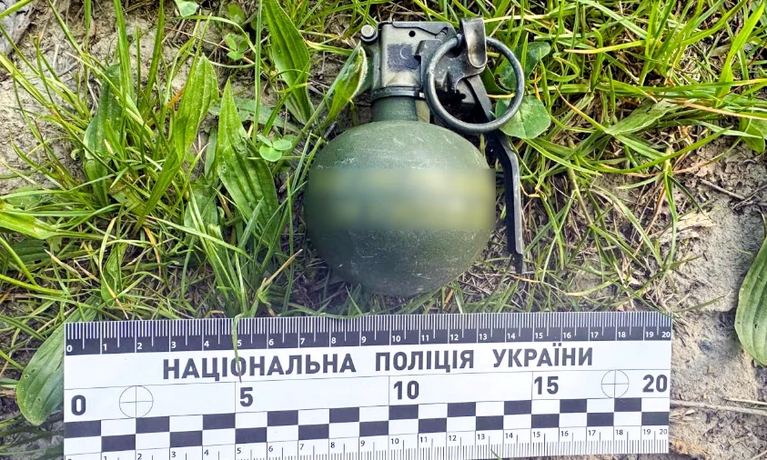 У Рівному чоловік добровільно передав поліції бойову гранату