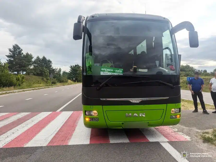 На трасі поблизу Рівного в ДТП постраждали троє дітей: легковик врізався в автобус міжнародного сполучення - фото 1