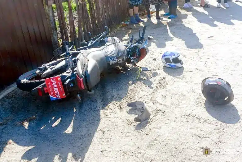 На Сарненщині в ДТП загинула водійка мотоцикла: дитина була без шолома - фото 1