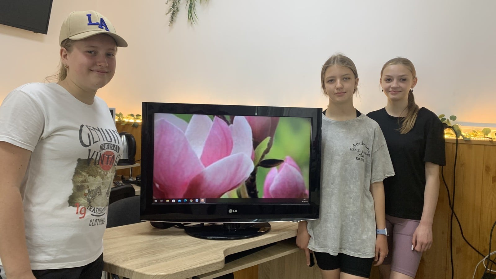 Фінський волонтер передав 10 телевізорів школам і садочкам Привільненської громади - фото 3