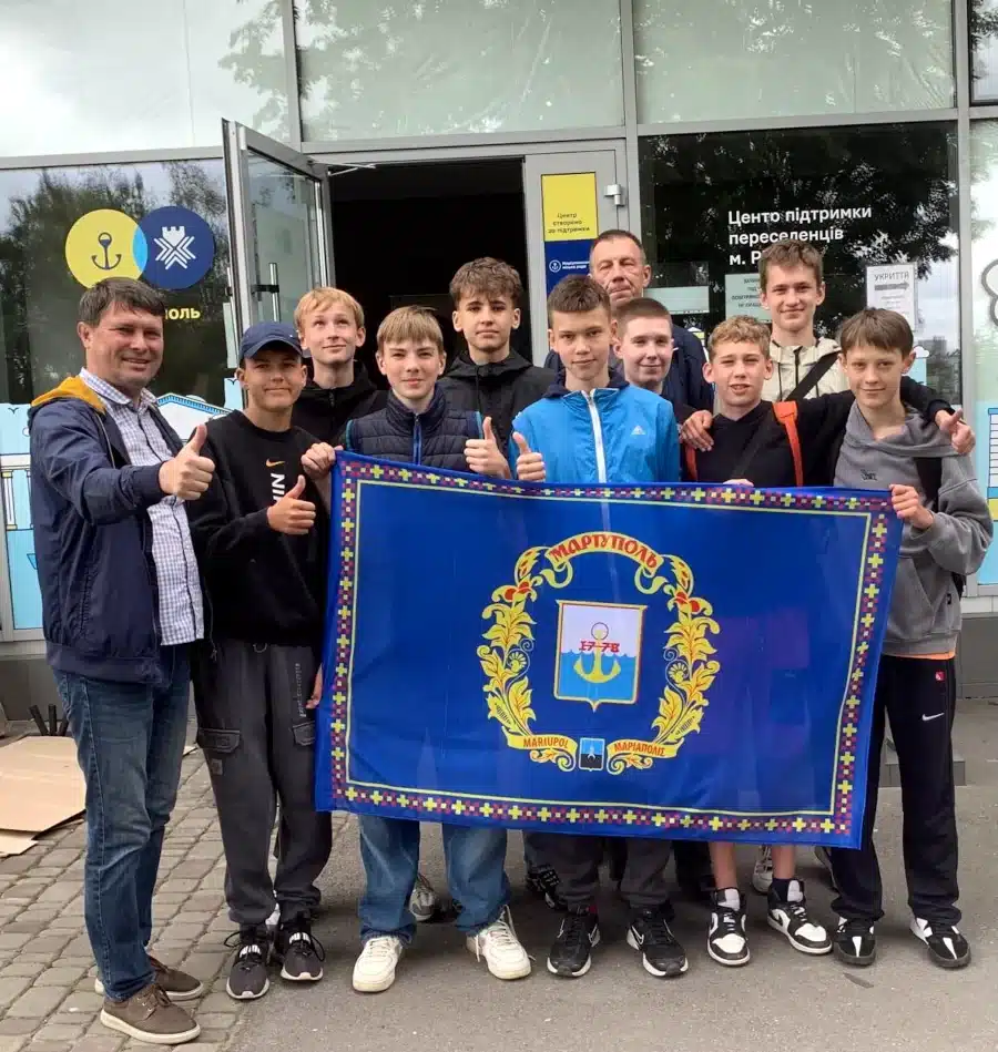 Юні баскетболісти допомагають переселенцям із Маріуполя - фото 2