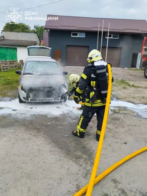 У Млинові рятувальники оперативно загасили пожежу в легковому автомобілі - фото 1